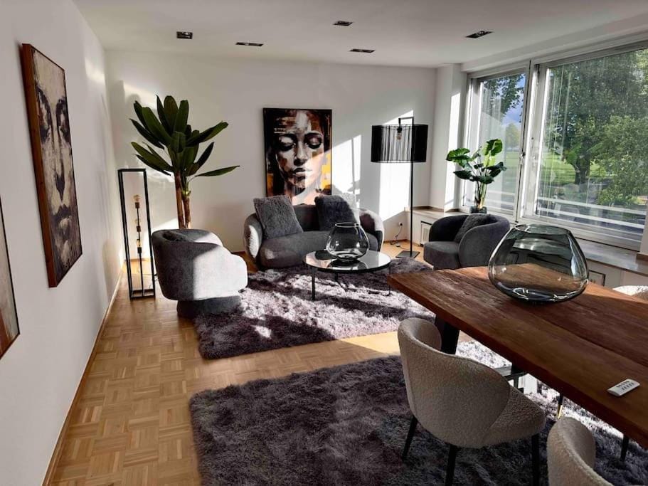 Living room, Seating area, Dining area
