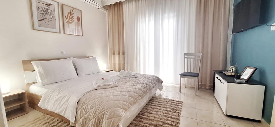 Bed, TV and multimedia, Photo of the whole room, Bedroom