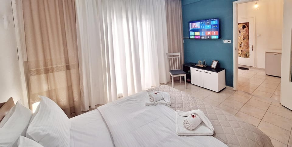 Property building, Bed, TV and multimedia, Photo of the whole room, Bedroom, towels