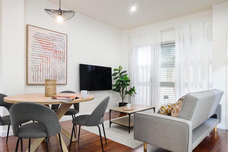 TV and multimedia, Living room, Seating area, Dining area