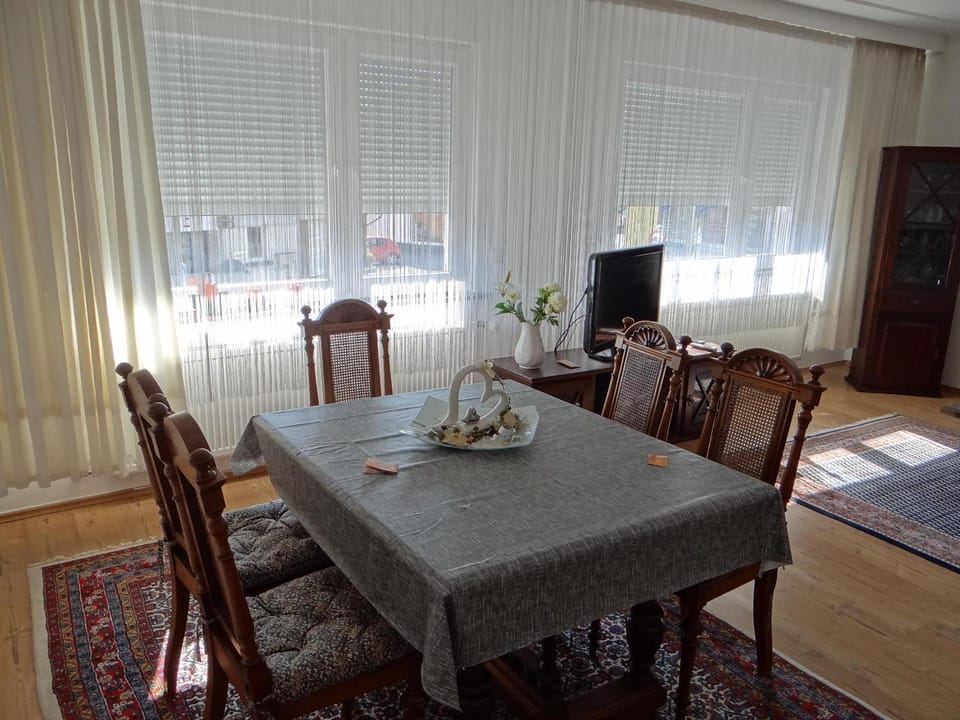 TV and multimedia, Living room, Seating area, Dining area