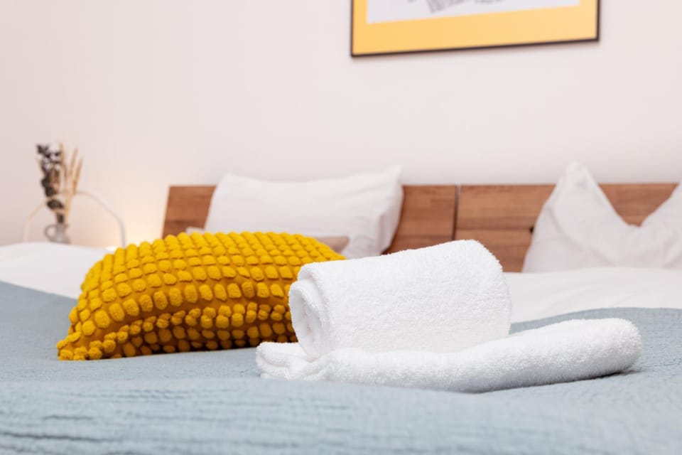 Bed, Bedroom, towels, towels