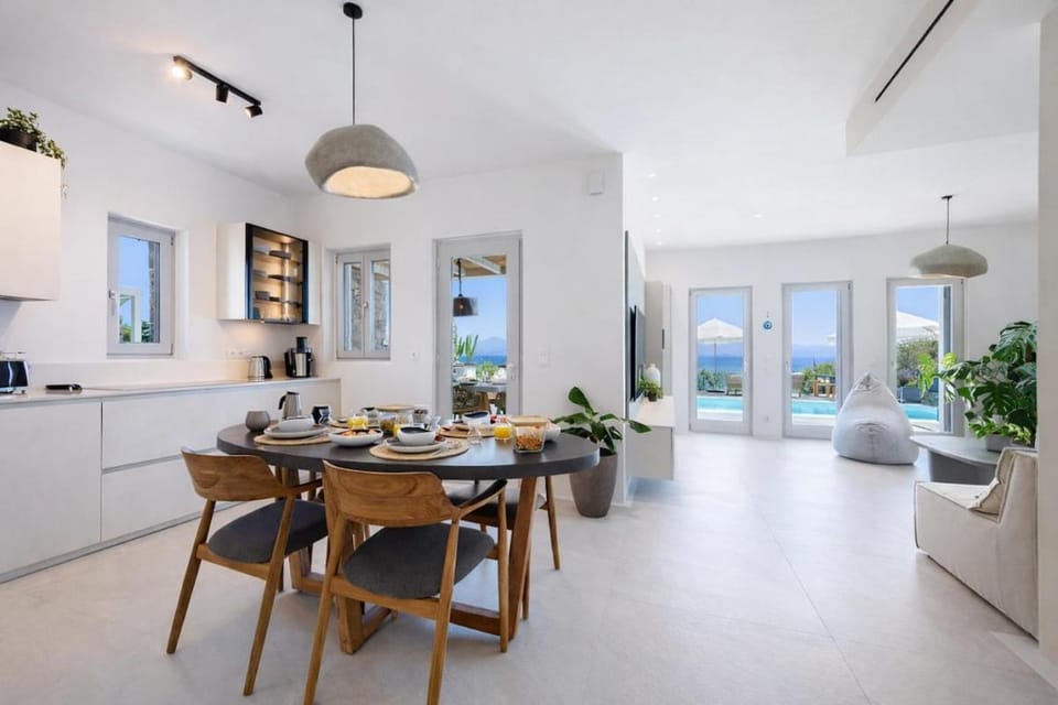 Black Pearl Villa - Sea Front Villa in Paros, Greece