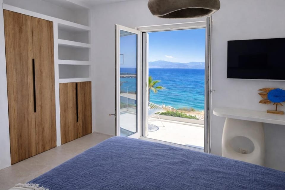 Black Pearl Villa - Sea Front Villa in Paros, Greece