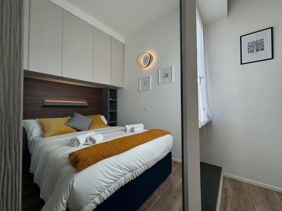 Bed, Bedroom, towels, wardrobe