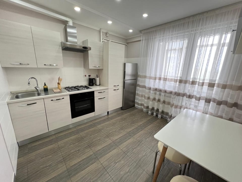 Kitchen or kitchenette, Dining area, oven, stove