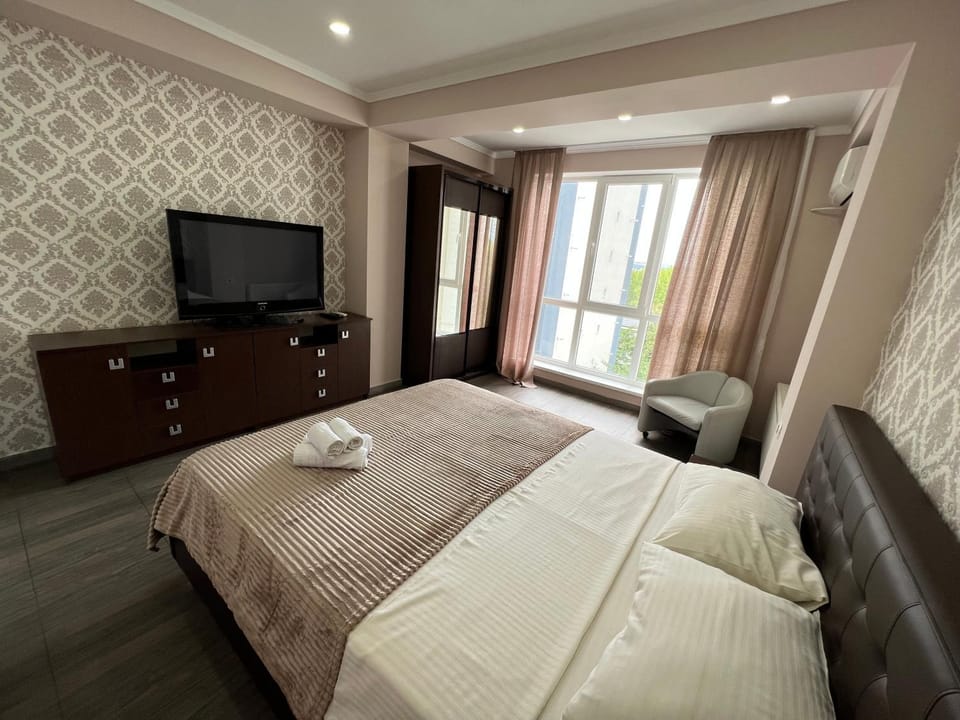 Bed, TV and multimedia, Photo of the whole room, Bedroom, towels