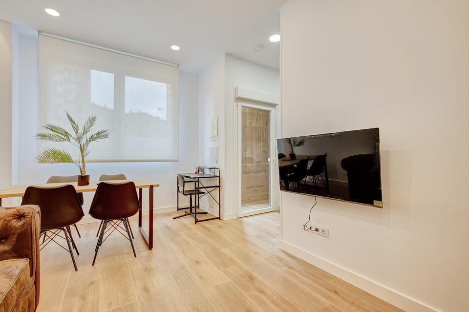 Communal lounge/ TV room, TV and multimedia, Living room, Seating area, Dining area