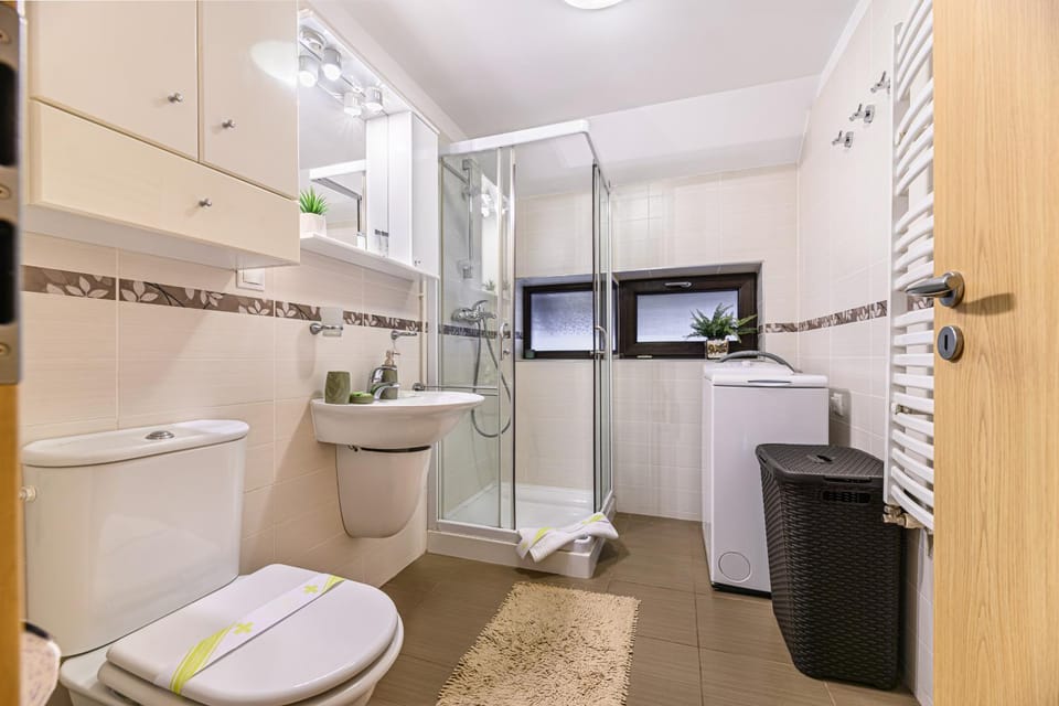Shower, Toilet, Bathroom, towels