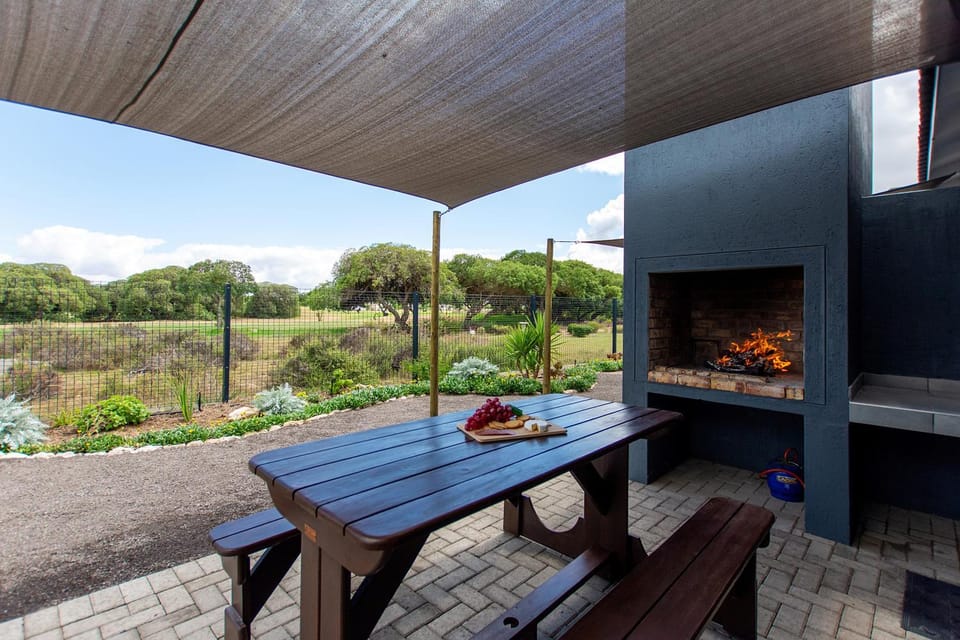 Patio, Spring, Day, BBQ facilities, Garden, View (from property/room), Food and drinks, Dining area, Food, Garden view