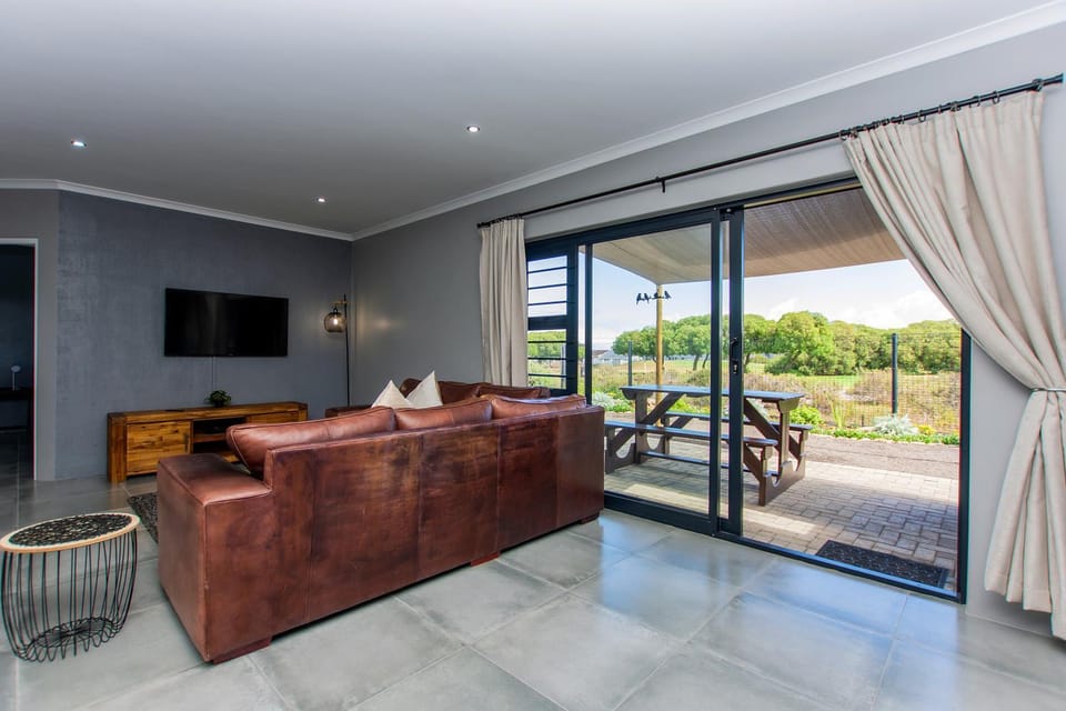 Patio, Communal lounge/ TV room, Day, Garden, TV and multimedia, View (from property/room), Living room, Seating area, Evening entertainment, Garden view