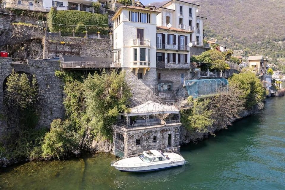 Storica Villa sul Lago di Como con darsena privata Apartment in Canton of Ticino