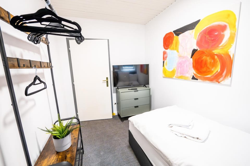 Bed, TV and multimedia, Photo of the whole room, Bedroom, wardrobe