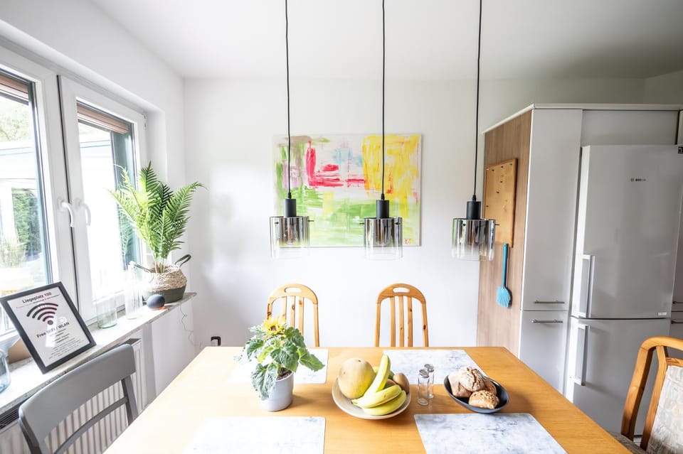 Kitchen or kitchenette, Seating area, Dining area