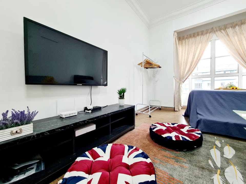 Bed, TV and multimedia, Living room, Seating area