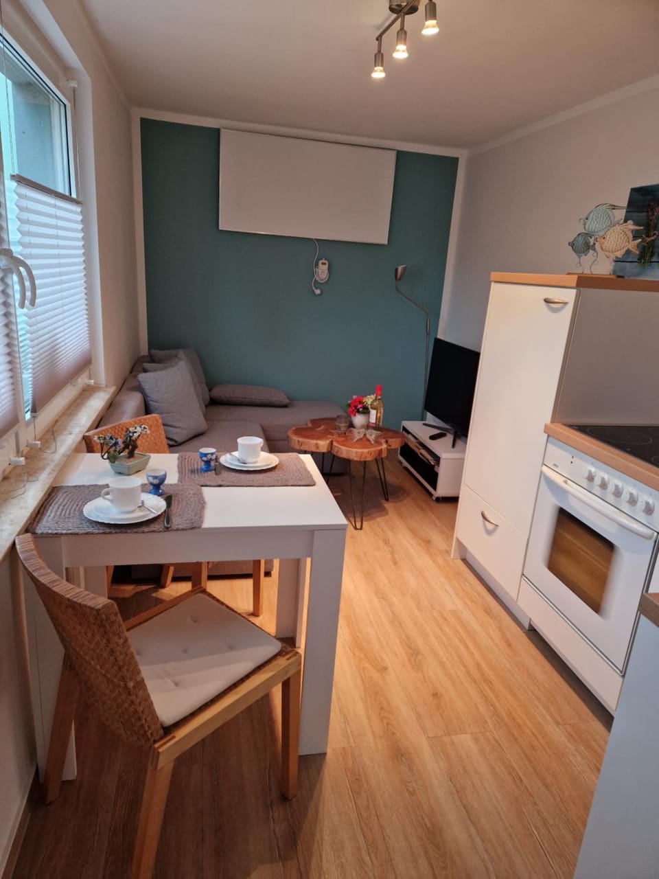 Kitchen or kitchenette, Living room, Seating area, Dining area