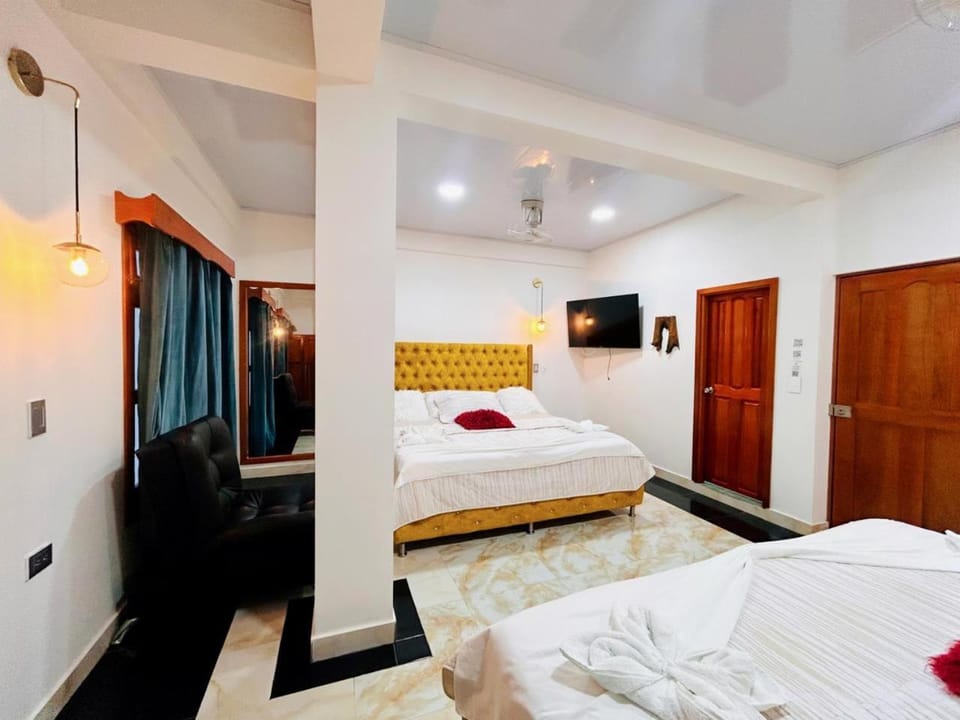 Bed, TV and multimedia, Photo of the whole room, Bedroom, towels
