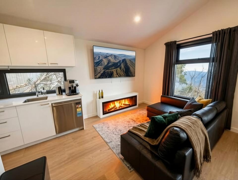 Natural landscape, Kitchen or kitchenette, Living room, Seating area, Dining area, stove