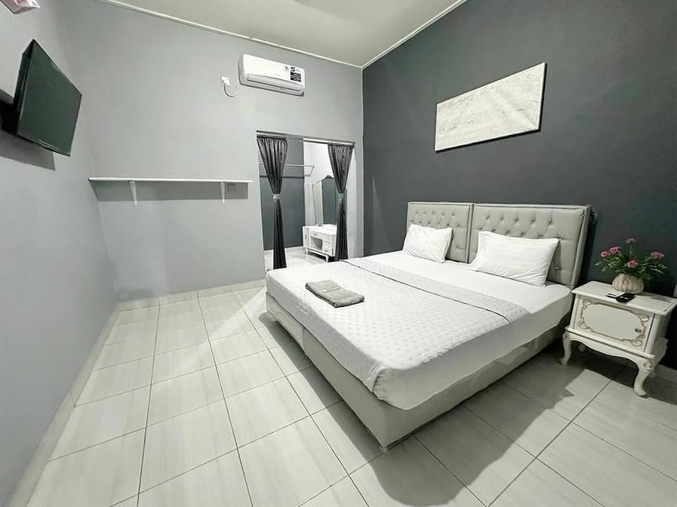 Ghaza Guest House Bed and Breakfast in Padang