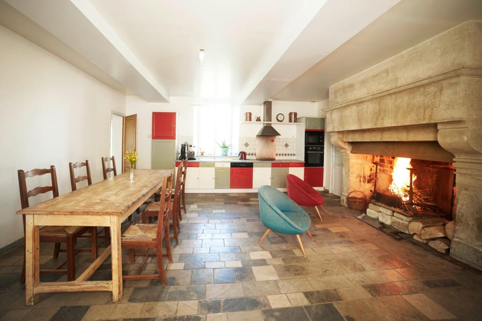 Kitchen or kitchenette, Seating area, Dining area, fireplace, stove