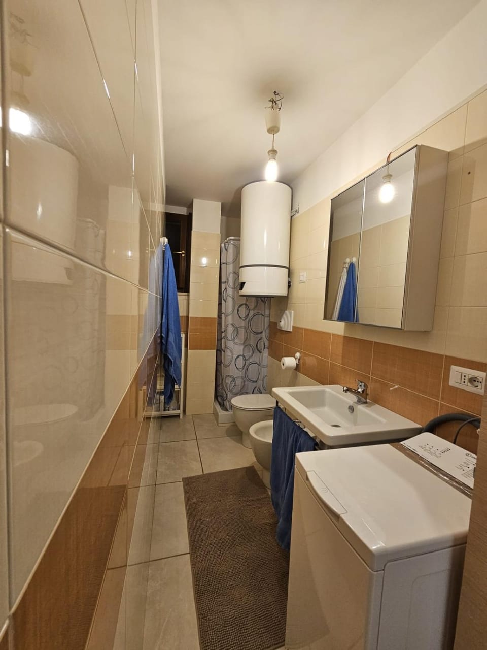 Shower, Toilet, Bathroom, towels