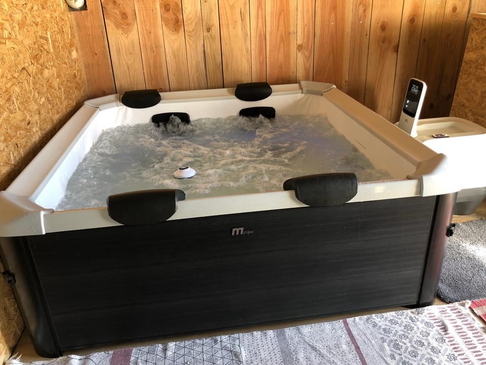Hot Tub, Hot Tub