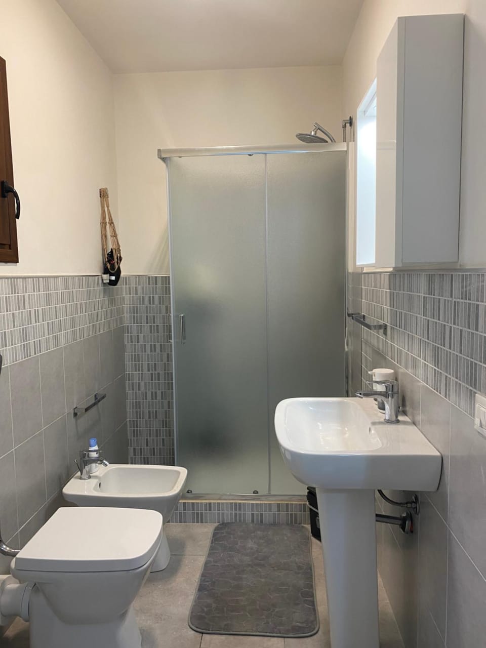Shower, Toilet, Bathroom, bidet, towels