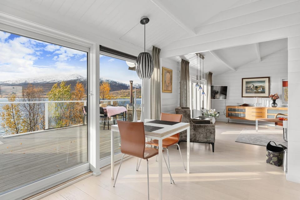 TV and multimedia, View (from property/room), Living room, Dining area, Mountain view