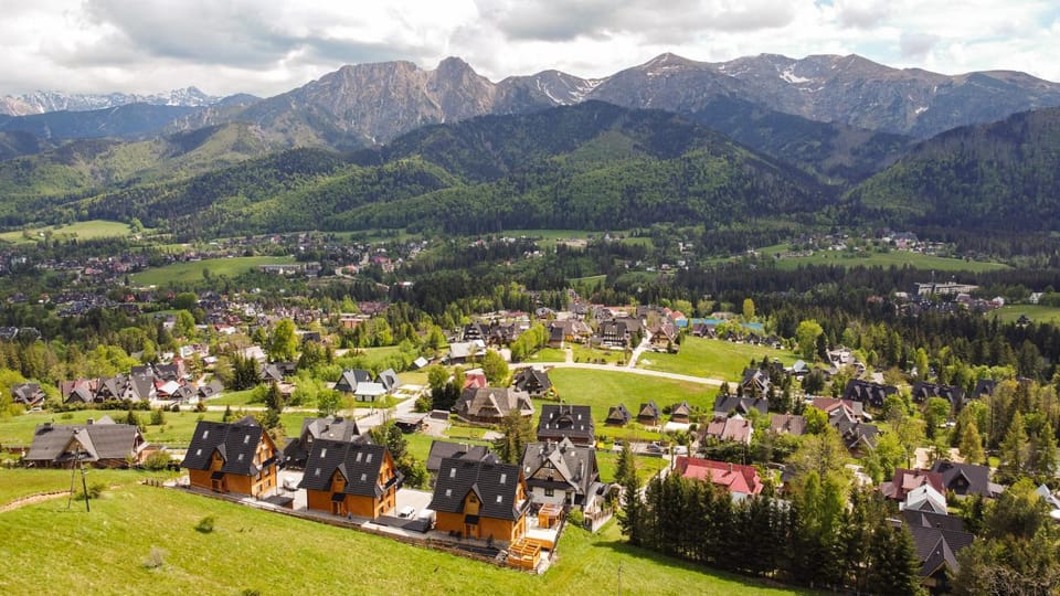 Property building, Day, Neighbourhood, Natural landscape, Bird's eye view, City view, Mountain view