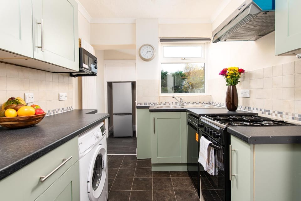 Kitchen or kitchenette, minibar, oven, stove