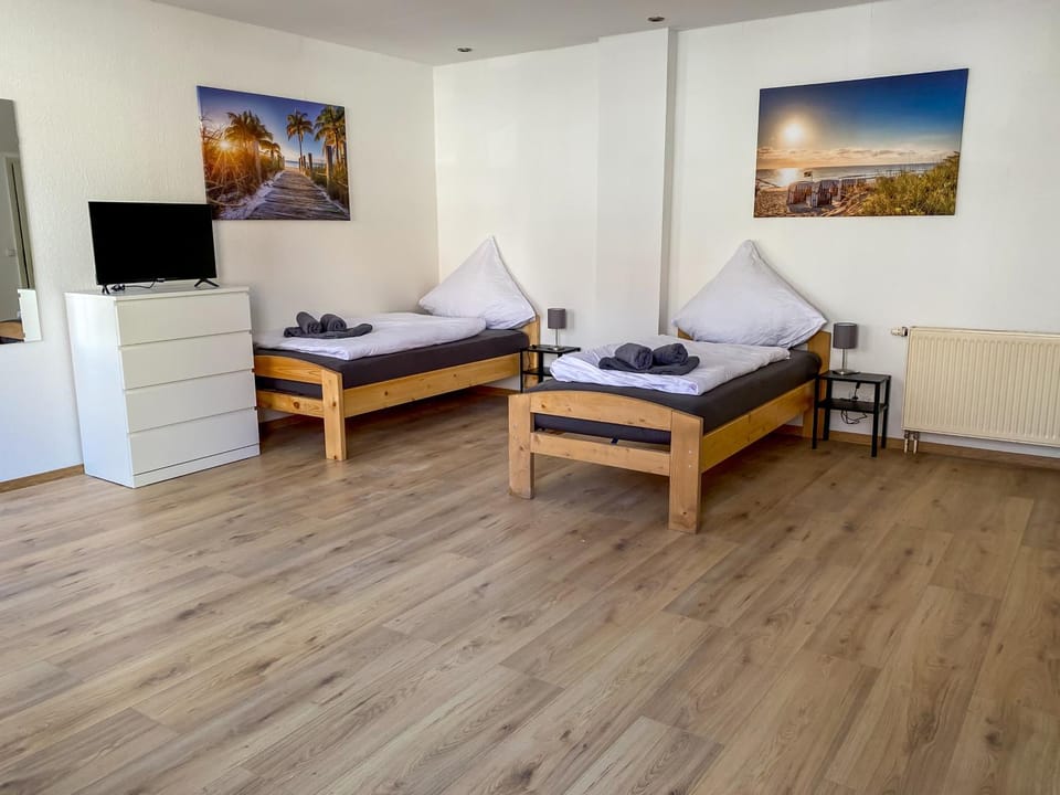 Bed, TV and multimedia, Photo of the whole room, Bedroom, towels