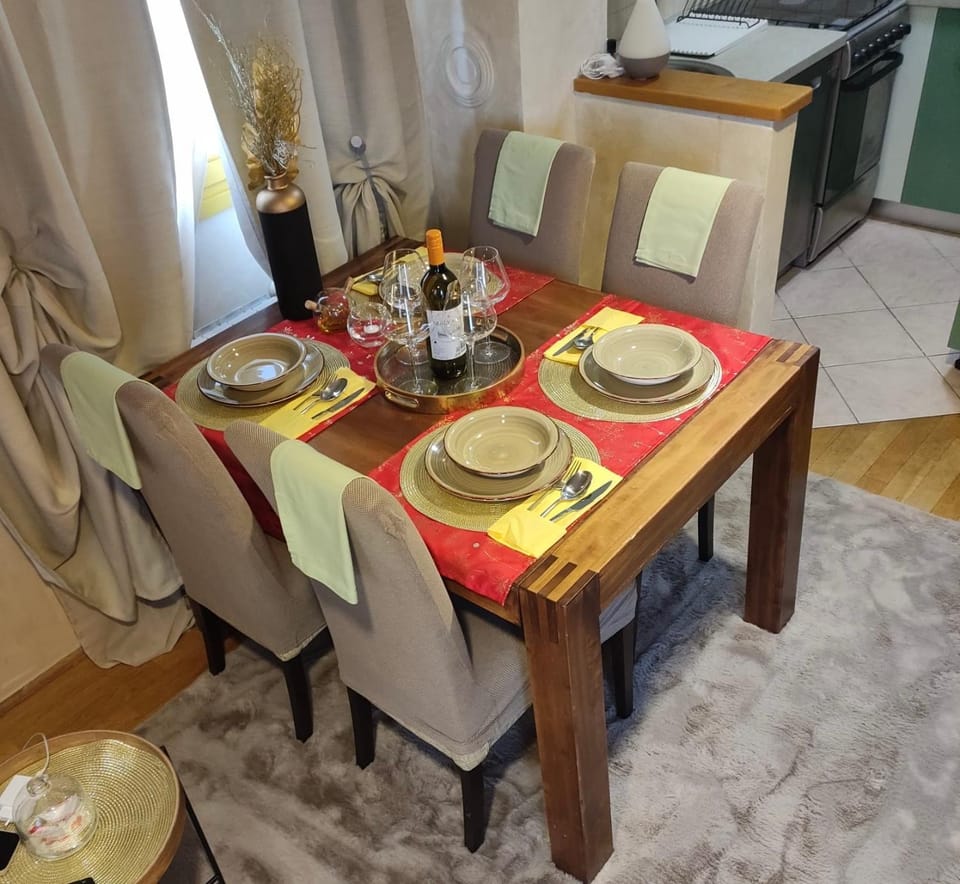 Living room, Food and drinks, Seating area, Dining area, Food