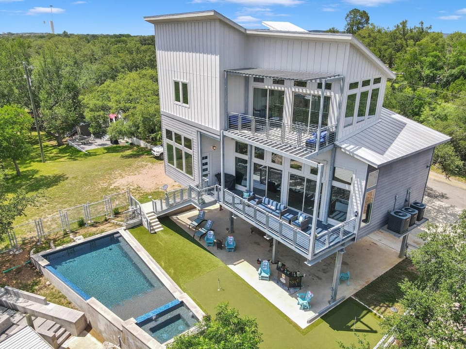 The Elevated Retreat and Concierge Services House in Kingsland