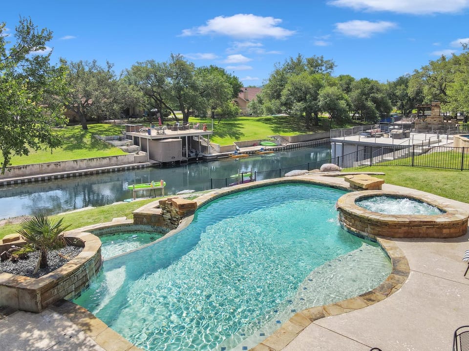Waterfront House on Lake LBJ Cove and Concierge Services House in Kingsland
