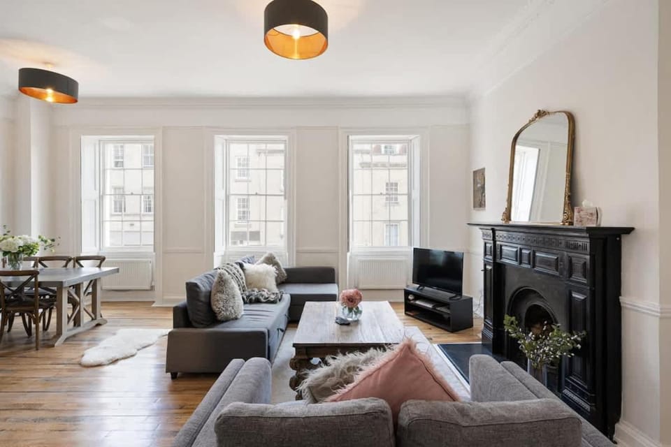 Large Luxury City Centre Flat with Balcony Apartment in Bristol