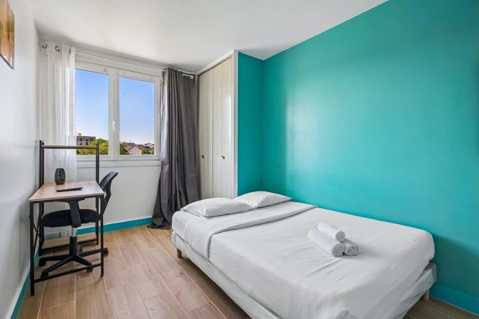 Bed, Living room, Photo of the whole room, Seating area, Bedroom, towels