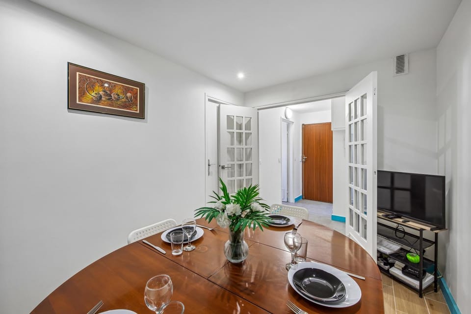 TV and multimedia, Kitchen or kitchenette, Living room, Seating area, Dining area