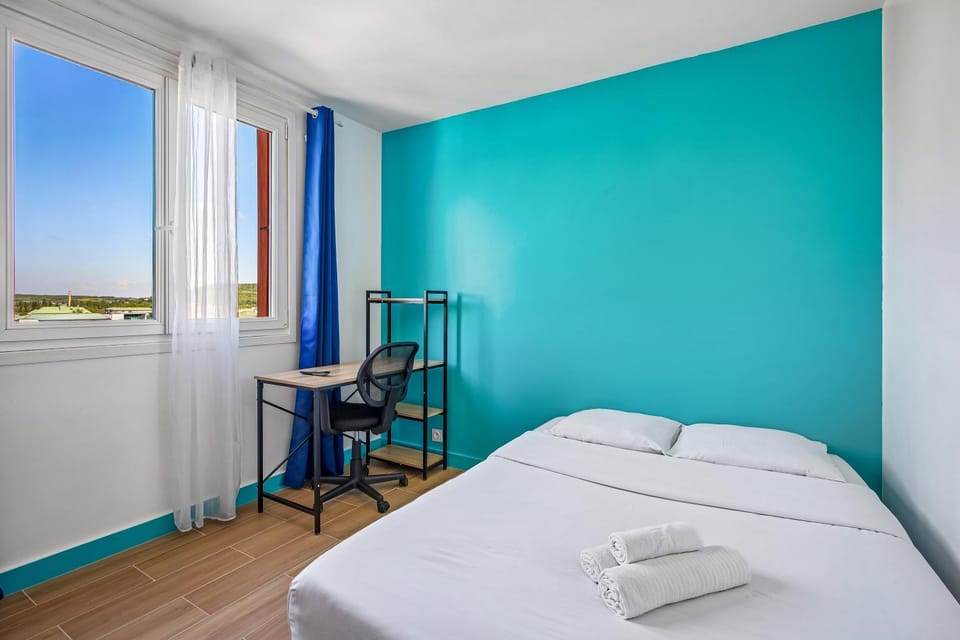 Bed, Photo of the whole room, Bedroom, towels
