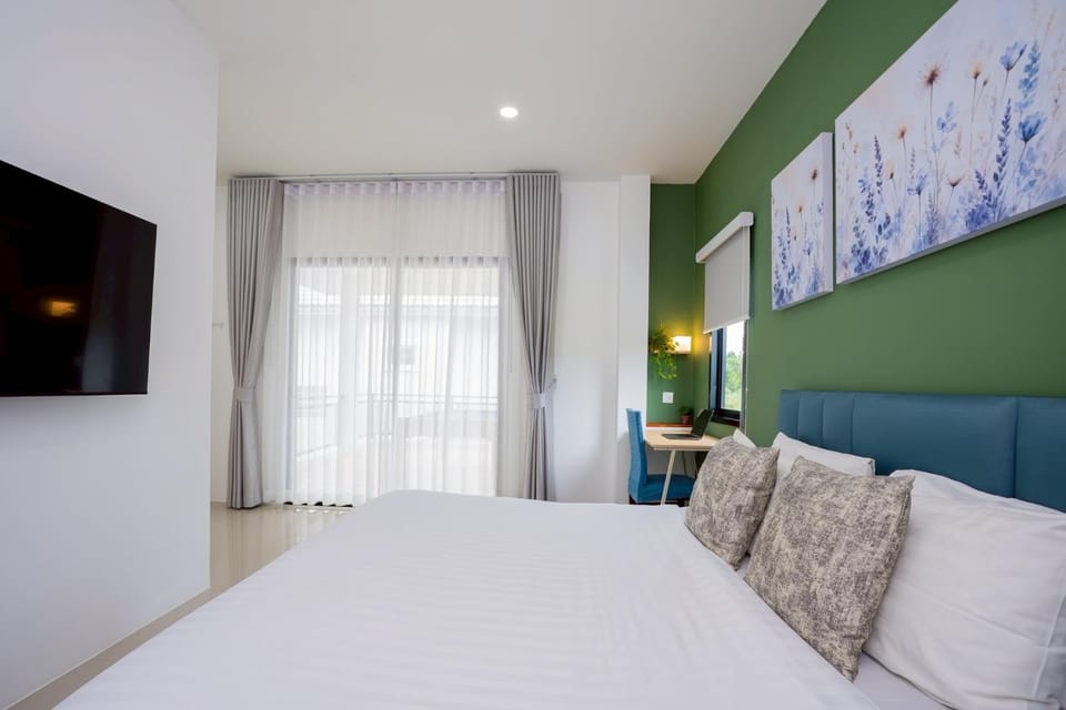Bed, TV and multimedia, Photo of the whole room, Seating area, Bedroom