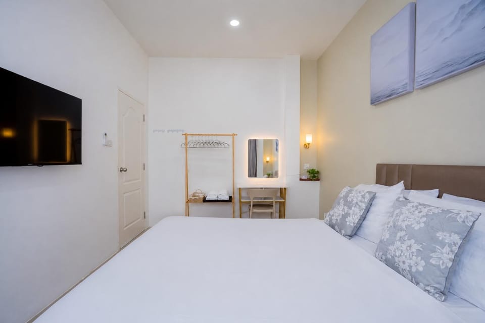 Bed, TV and multimedia, Photo of the whole room, Seating area, Bedroom, wardrobe