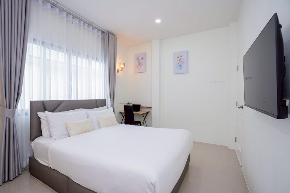 Property building, Bed, TV and multimedia, Photo of the whole room, Seating area, Bedroom, towels, air conditioner, air conditioner