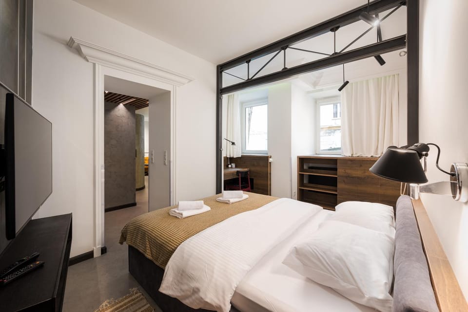 Bed, TV and multimedia, Photo of the whole room, Bedroom, towels, wardrobe