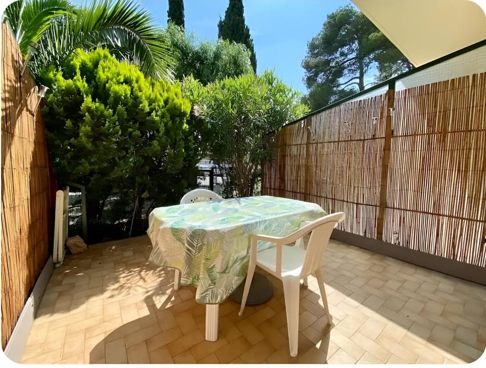 Patio, Dining area