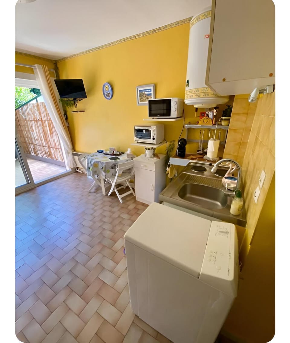 Kitchen or kitchenette, Dining area, oven, stove