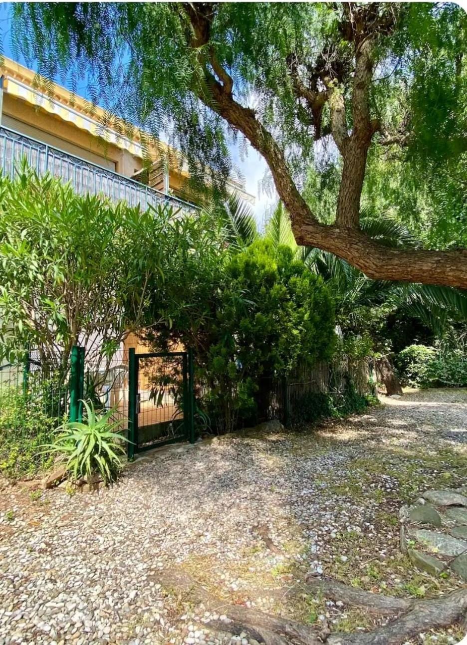 Property building, Day, Natural landscape, Garden, Garden