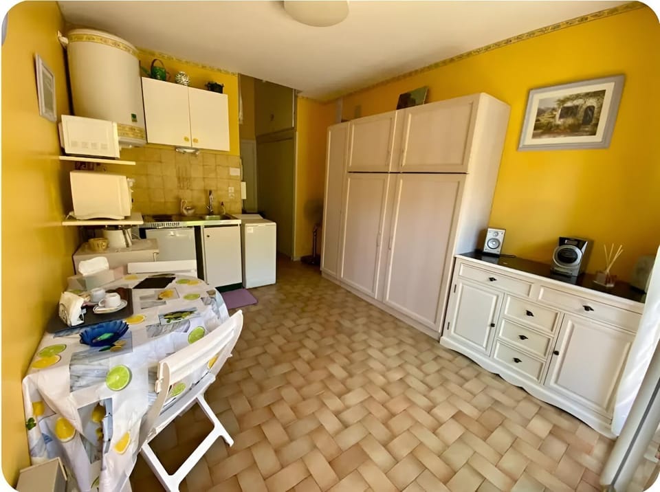 Property building, Coffee/tea facilities, Kitchen or kitchenette, Dining area, dishwasher, stove
