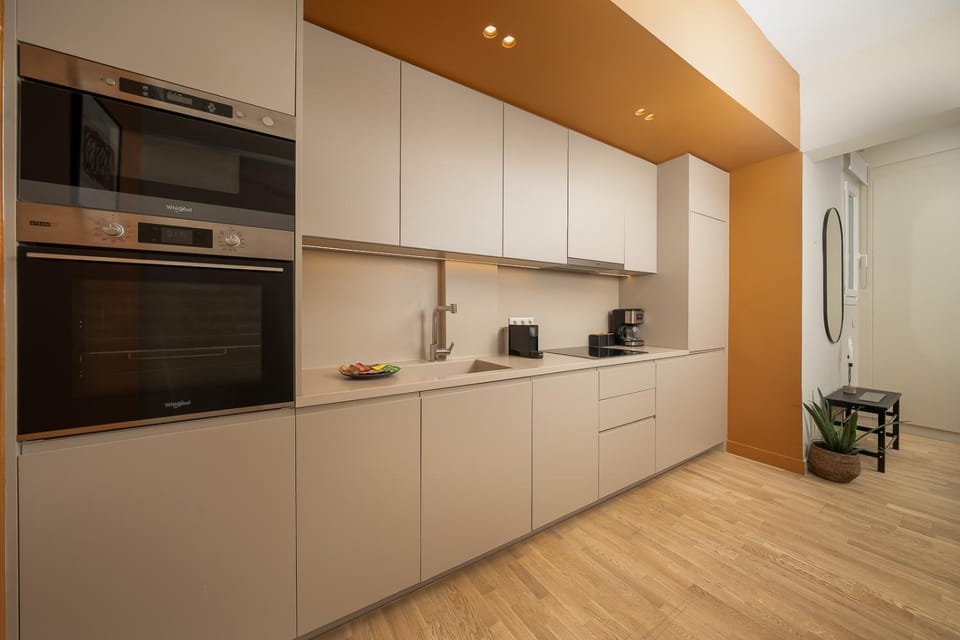 Coffee/tea facilities, microwave, oven, kitchen