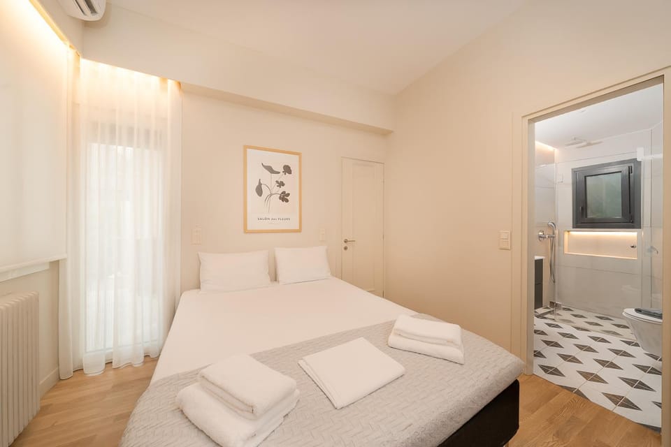 Bed, Photo of the whole room, towels, air conditioner