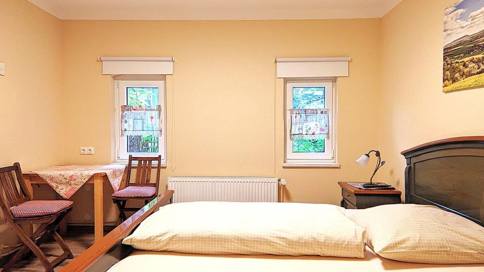 Bed, Photo of the whole room, Seating area