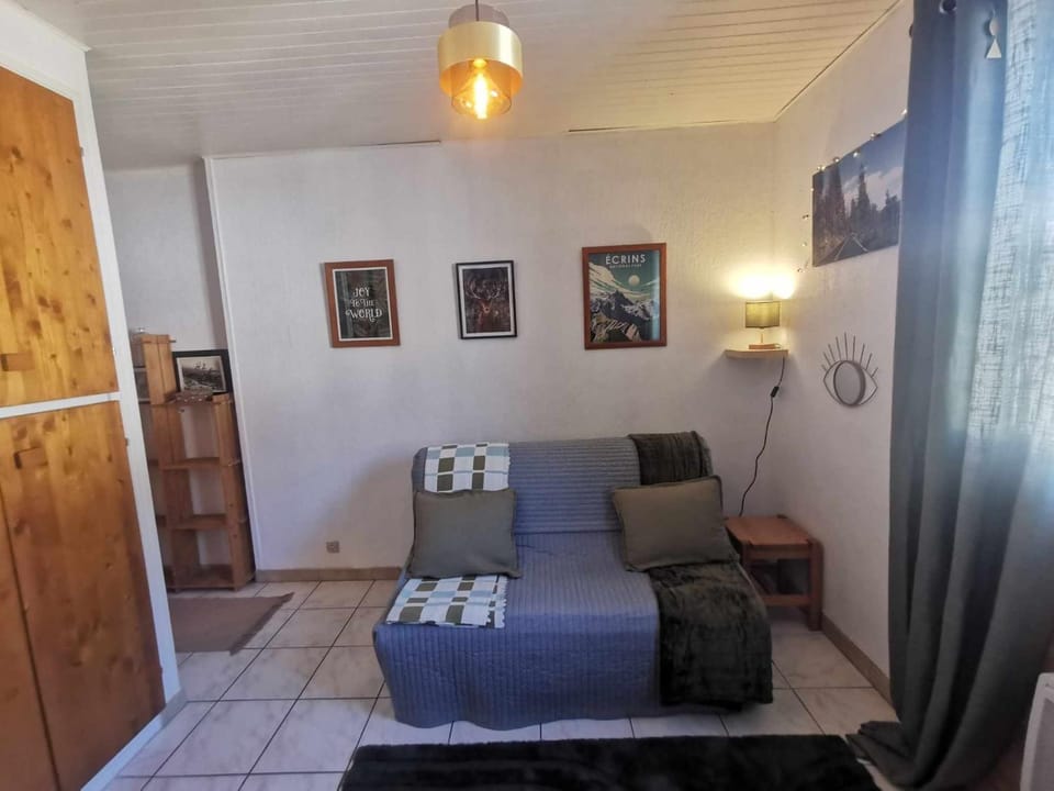 Bed, Living room